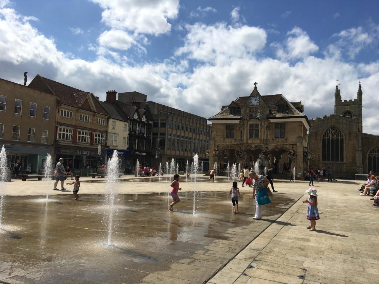 Fantastic Hampton Centre Stay Peterborough Exterior photo